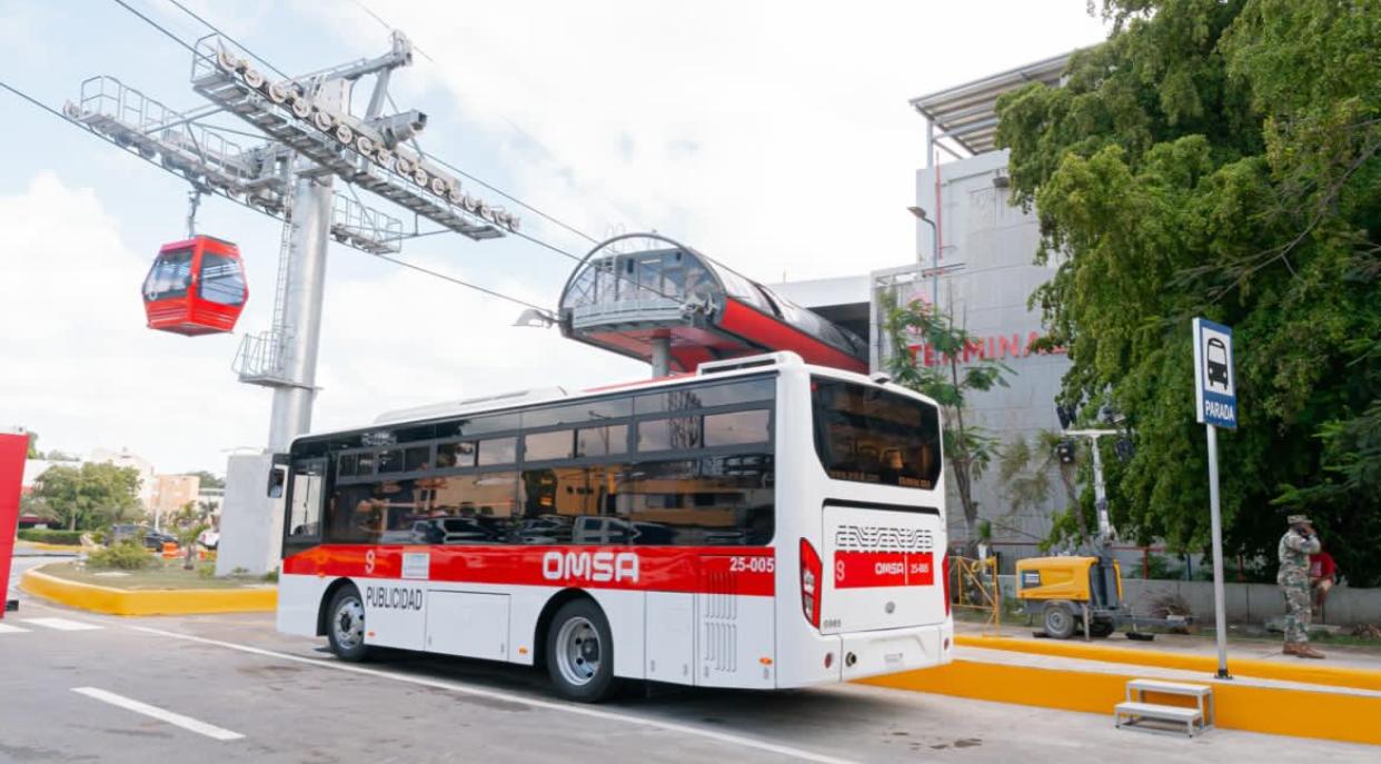 Autobús de la OMSA junto a una terminal y cabinas del Teleférico.