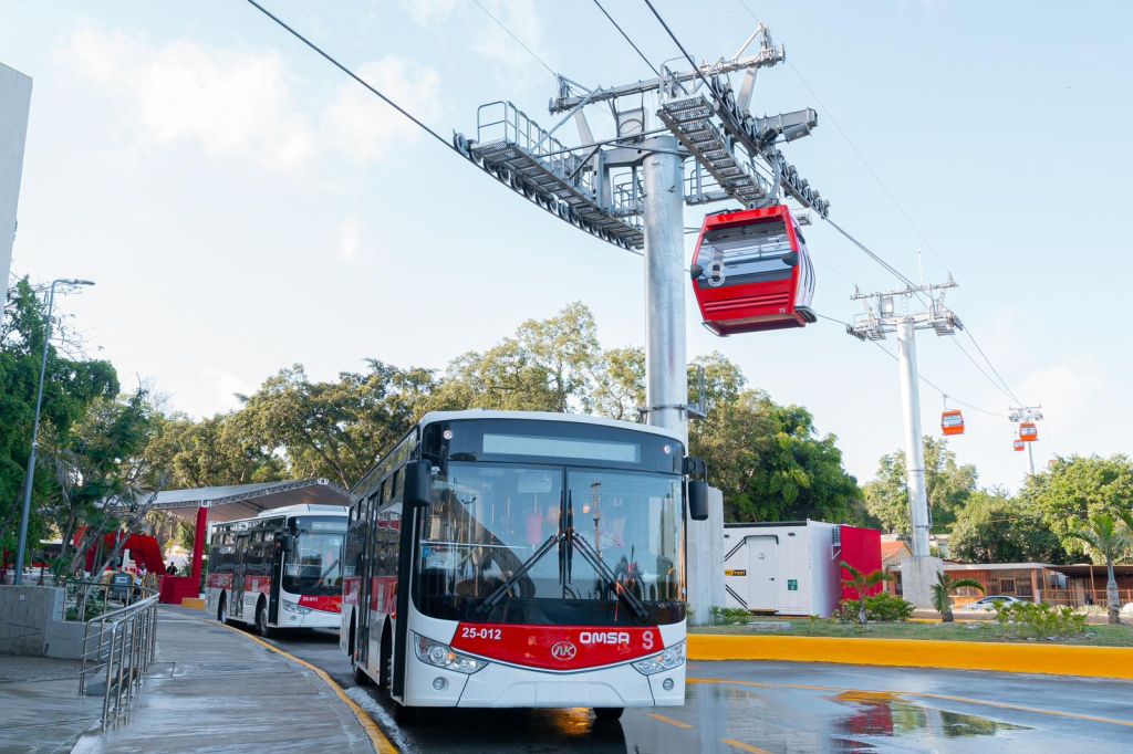 Autobuses OMSA junto a la estación del Teleférico de Santiago.