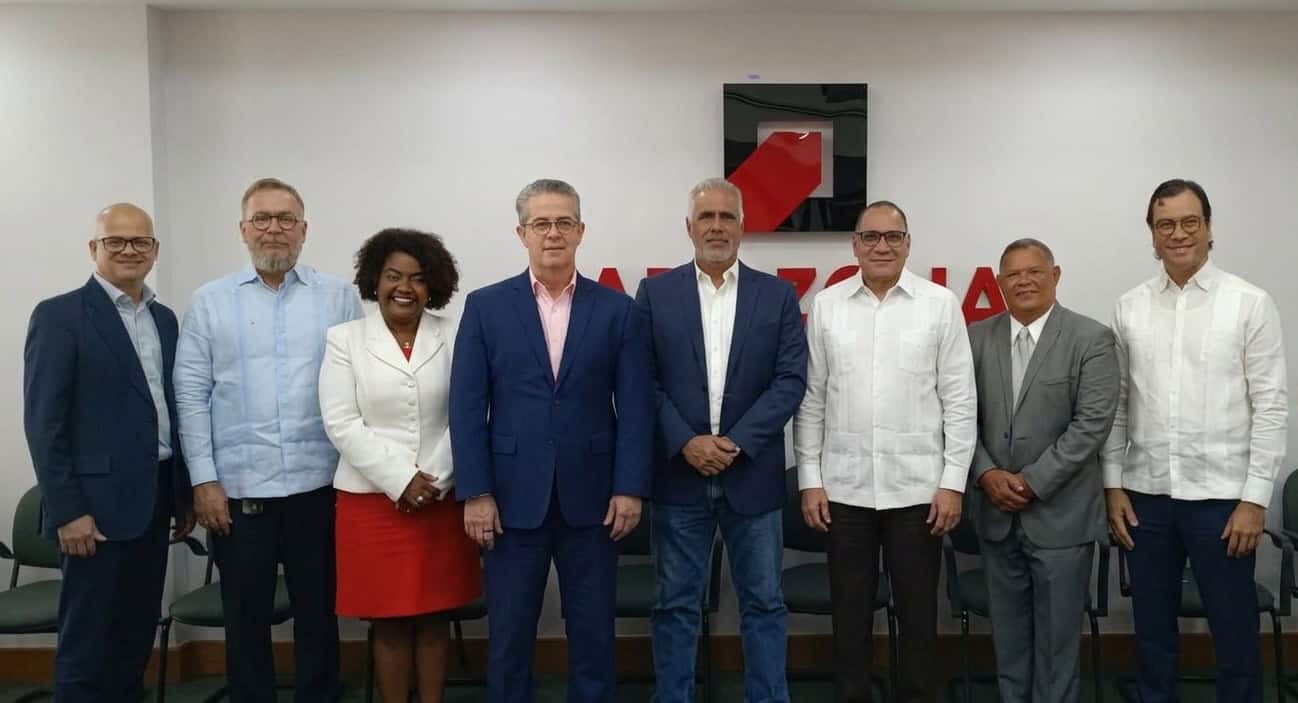 Participantes posan durante la asamblea de la Red Nacional de Transporte Terrestre en instalaciones de Adozona.