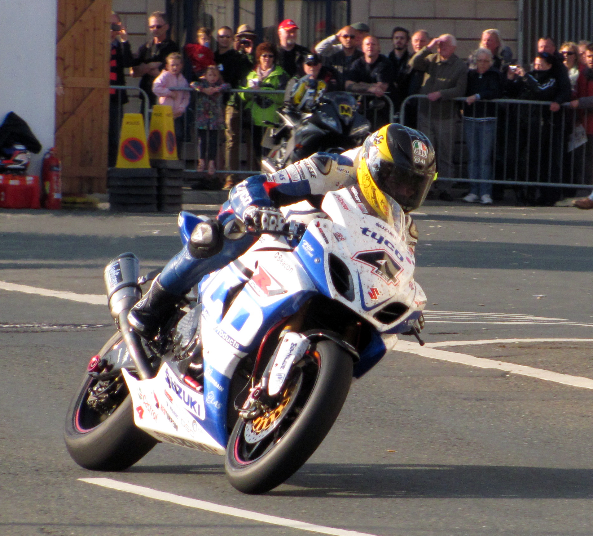 Guy Martin conduce una Suzuki de competición por un tramo urbano del recorrido del TT de la Isla de Man.
