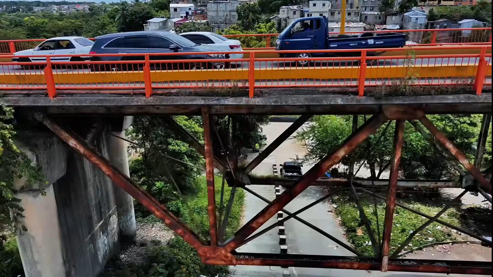 Vista lateral de la estructura metálica bajo el tablero de La Barquita, con áreas de oxidación visibles