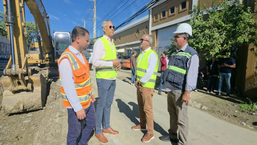 Obras de instalación de la línea de agua potable de la avenida Metropolitana–Padre Las Casas, en Santiago.