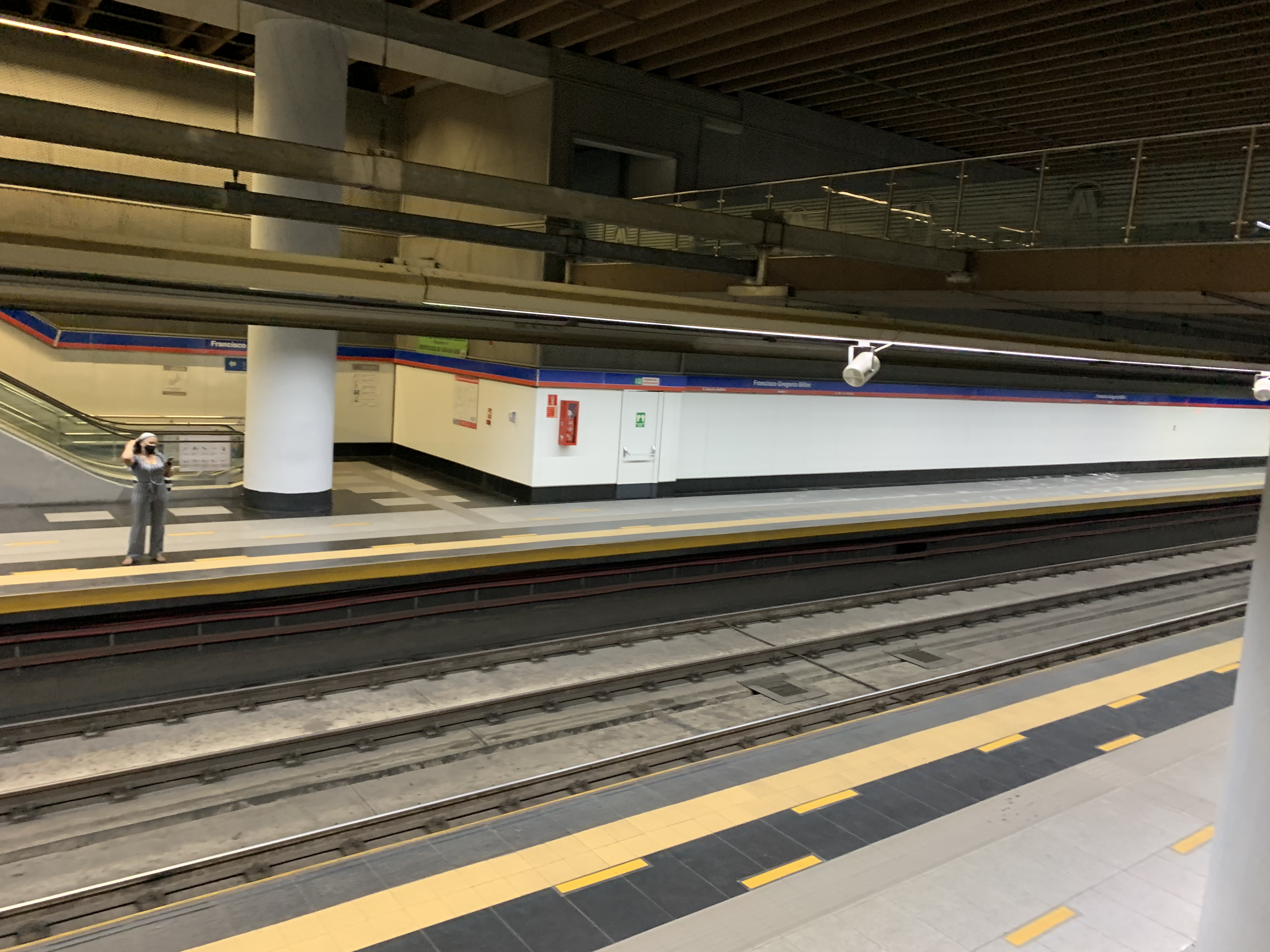Andén de la estación Francisco Gregorio Billini del Metro de Santo Domingo, fotografía de archivo de 2021