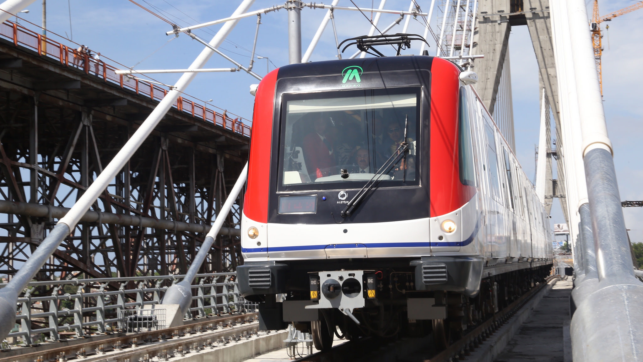 Tren del Metro de Santo Domingo en un tramo elevado, fotografía de archivo de 2018