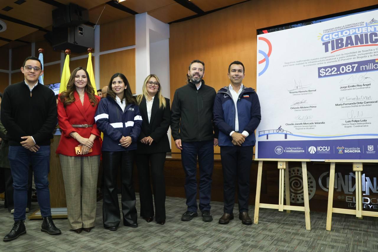 Representantes institucionales junto al cartel del convenio del Ciclopuente Tibanica
