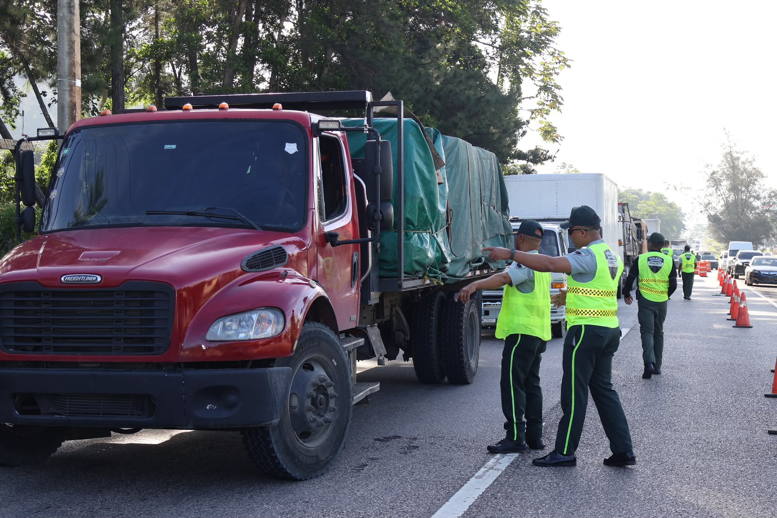 Agentes de la DIGESETT junto a un camión durante un operativo vial