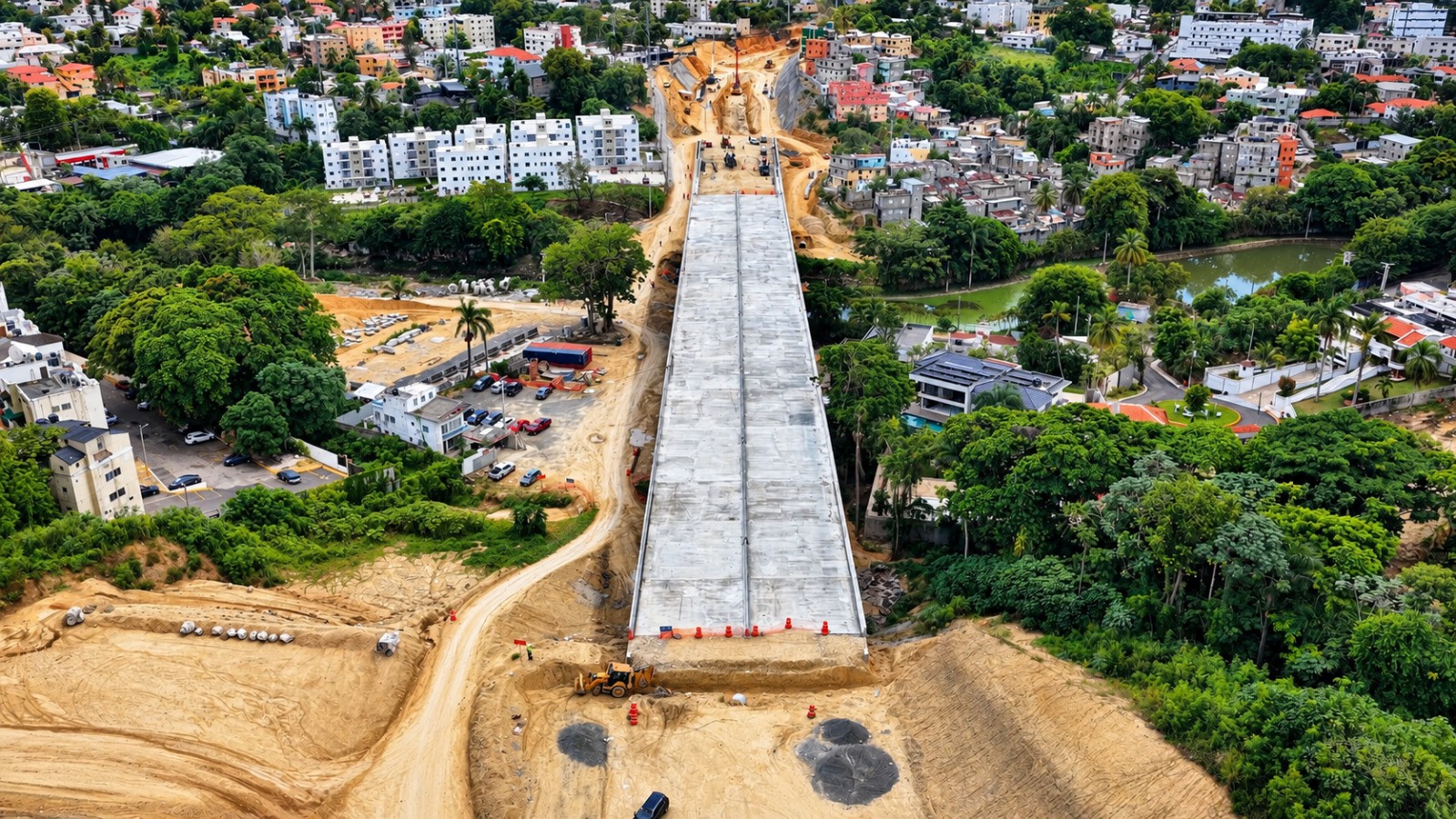 Vista aérea de una estructura vial en construcción en la avenida República de Colombia