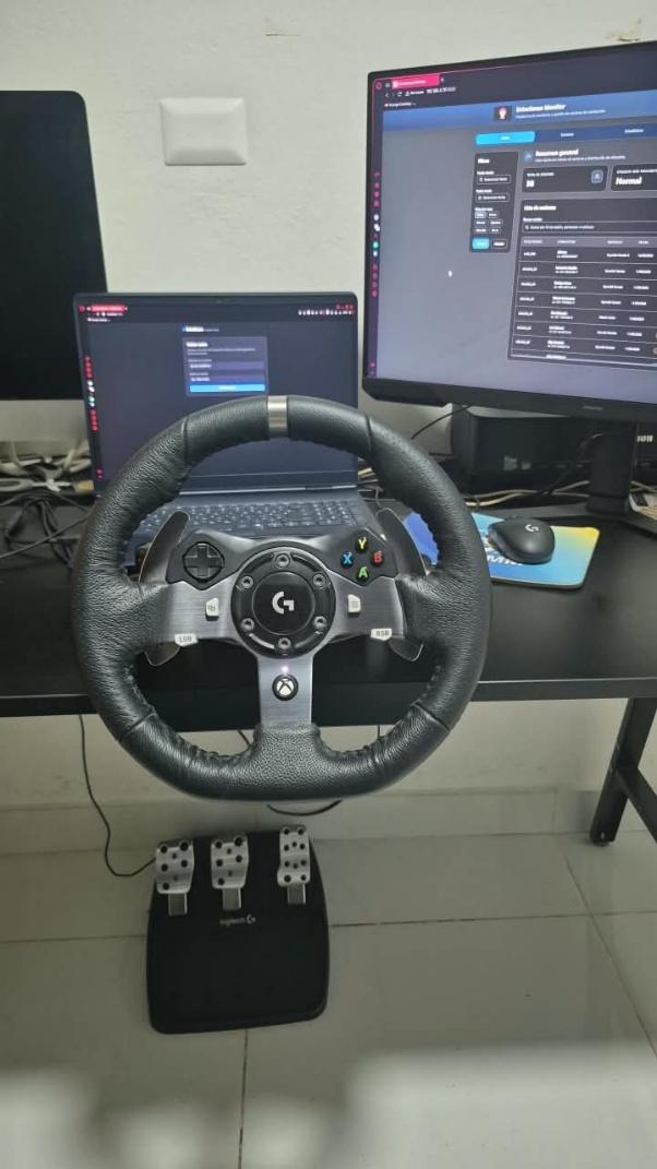 Volante, pedales y monitores del puesto utilizado para sesiones del proyecto DriveSense