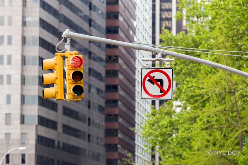Nueva York lleva las cámaras de semáforo rojo a 600 cruces: evidencia y lecciones para RD