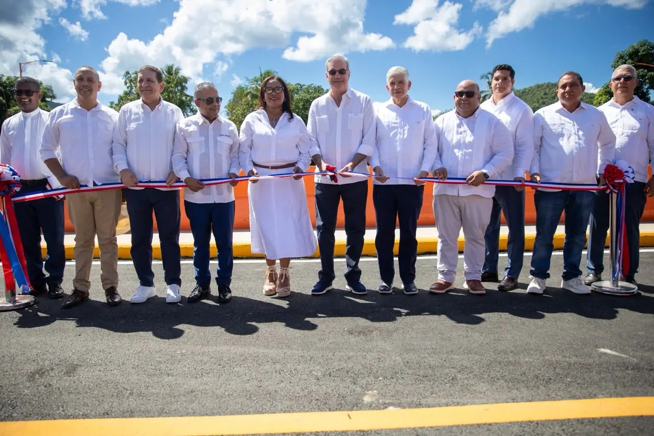 Acto de inauguración del puente sobre el río La Leonora en Maimón, el 18 de octubre de 2026.