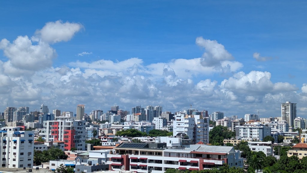 Vista urbana de La Esperilla, Santo Domingo, con edificios y calles; fotografía de archivo de octubre de 2025.