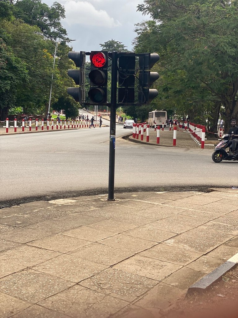Semáforo rojo fotografiado fuera de República Dominicana en 2025; imagen de contexto