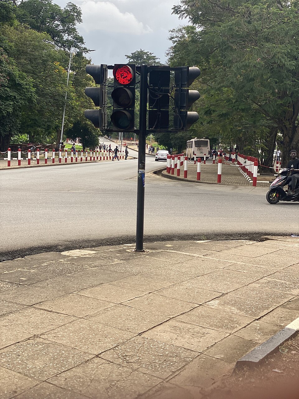 Semáforo rojo en una intersección urbana, fotografía de archivo fuera de República Dominicana